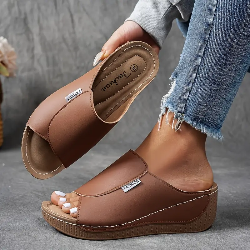 Elvira | Lätta och bekväma kilklackssandaler med stilren design
