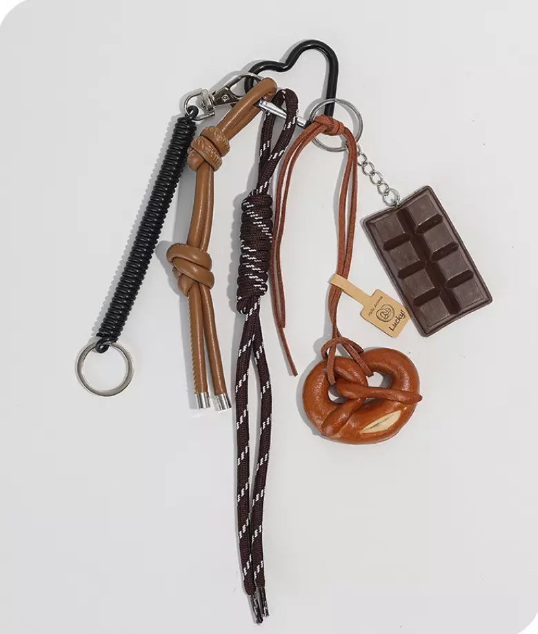 Choco Pretzel™ – Väsk­smycke